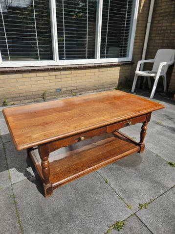Robuuste salontafel met lade en plank