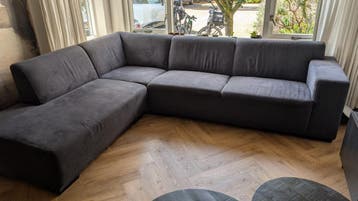 Grote donkergrijze hoekbank, comfortabel en modern