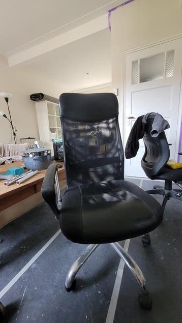 Zwarte bureaustoel met mesh rugleuning