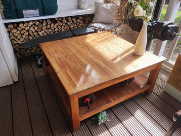 Houten salontafel met opbergruimte