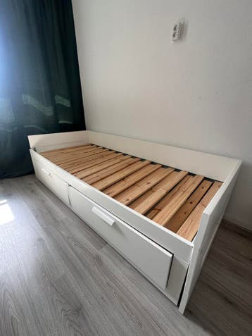 Ikea uitschuifbed met 2 lades