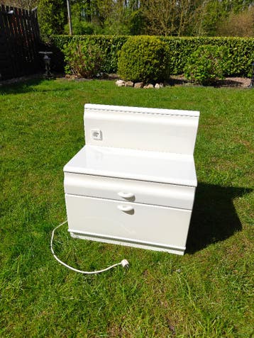 Nachtkastje met ingebouwd stopcontact