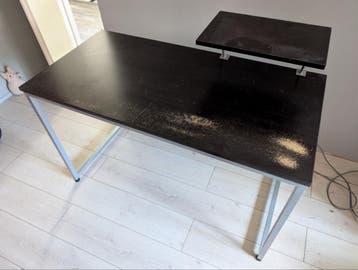 Bureau met metalen onderstel en monitorverhoging