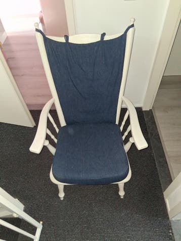 Witte houten stoel met denim stof voor slaapkamer