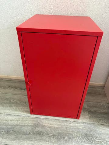 Rode IKEA kast met planken