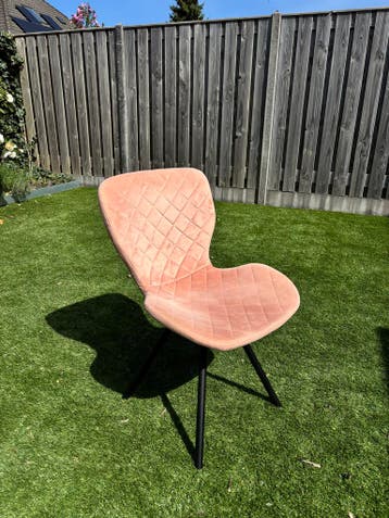 Twee roze stoelen voor eettafel eetkamer
