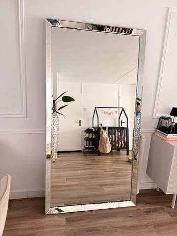 Gratis grote spiegel met kleine beschadiging rechts onder