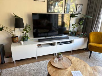 Wit tv meubel bestaat uit twee kasten