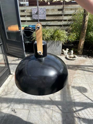 Zwarte hanglamp met houten accenten