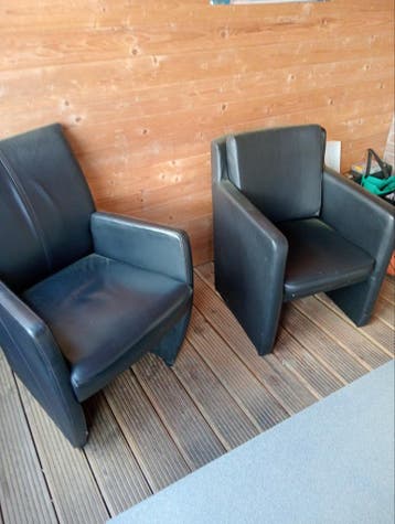Twee zwarte leren fauteuils