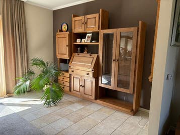 Houten wandmeubel met veel opbergruimte