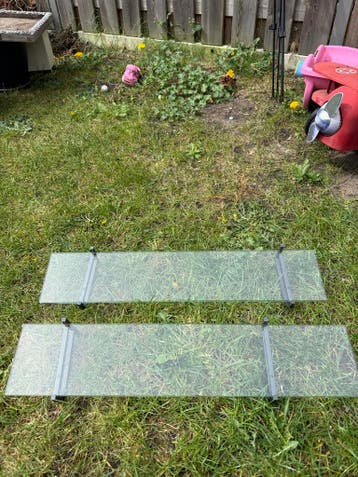 Glazen plankjes met beugels (2 stuks)