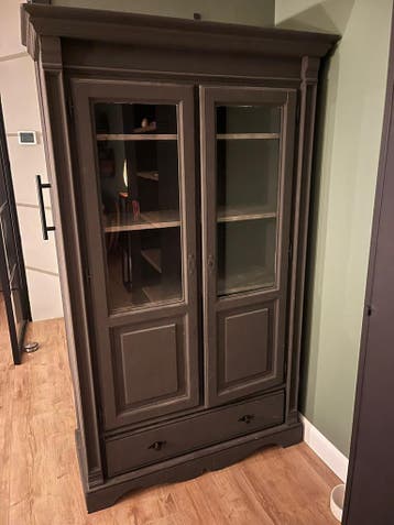 Grijze houten kast, gratis af halen