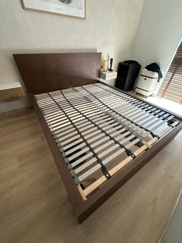 Tweepersoonsbed met lattenbodems en matras 2.00m bij 1.60m
