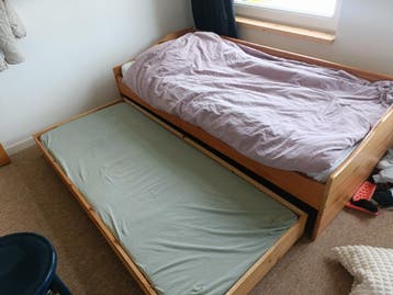 GRATIS eenpersoons grenen bed met logeerbed