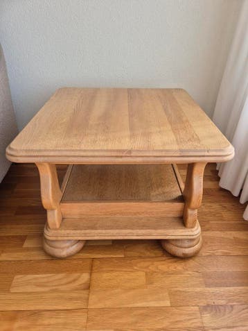 Gratis: licht eiken  salon- bijzettafel ca 65 x 65 cm als NW