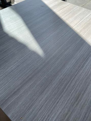 Grijs vierkant tafeltje