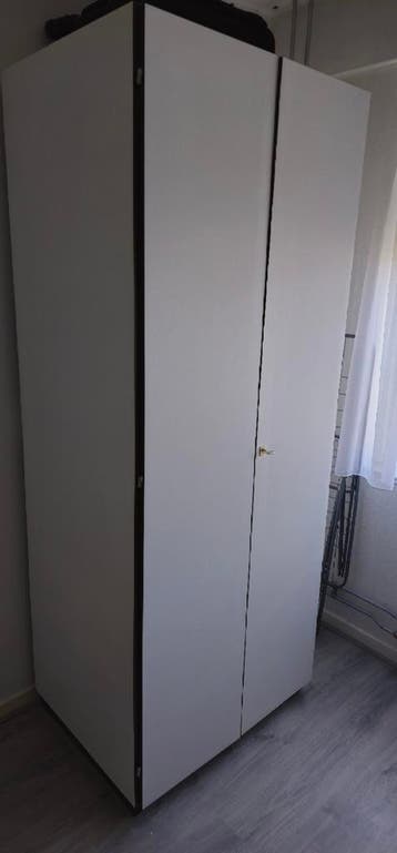 Witte kledingkast