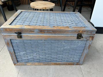 Decoratieve opbergkist met houten frame en vlechtwerk