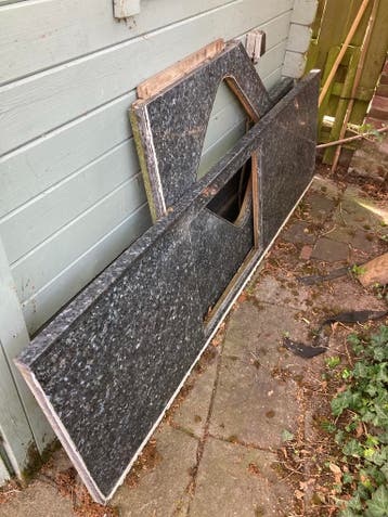 Donkergrijs aanrechtblad met uitsparingen