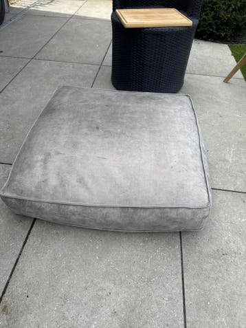 Grijze leren poef - Comfortabel en stijlvol