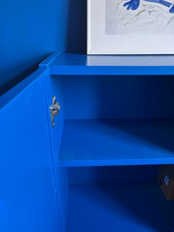 Mooi blauw kastje met twee deuren