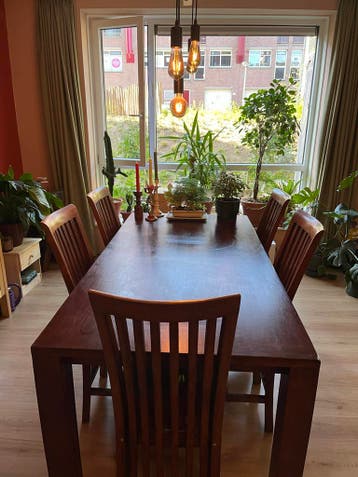Donker houten eettafel met stoelen