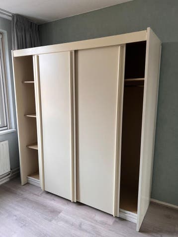 Kledingkast met schuifdeuren