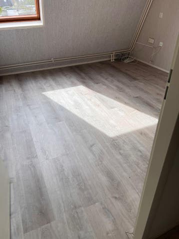 Lichte laminaatvloer gratis