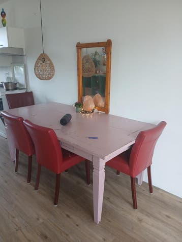 Gratis zware houten tafel met stoelen, zelf geverfd
