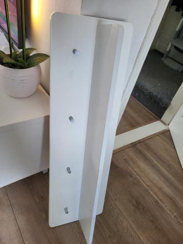 Witte wandkapstok met plankje