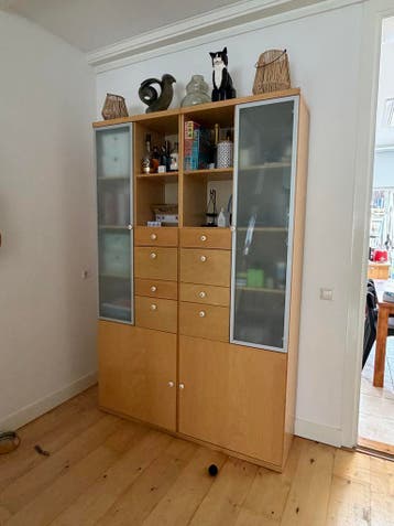 Stijlvolle houten kast met glazen deuren en lades