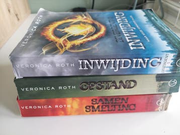 Veronica Roth - Inwijding, Opstand en Samensmelting