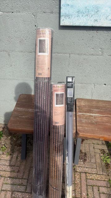3 rolgordijnen. 2x bamboo, 1x lichtdoorlatend grijs.