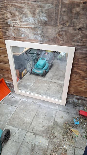 Spiegel met houten lijst 88 x 87 cm