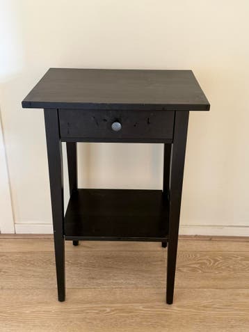 Zwart nachtkastje met lade en open vak