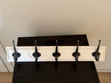 Witte wandkapstok met 5 zwarte haken
