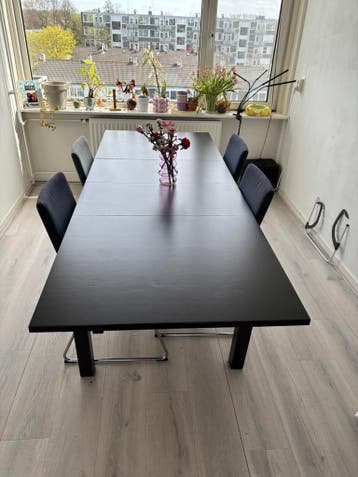 Zwarte verstelbare tafel