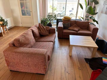 Comfortabele bank met gebruikssporen