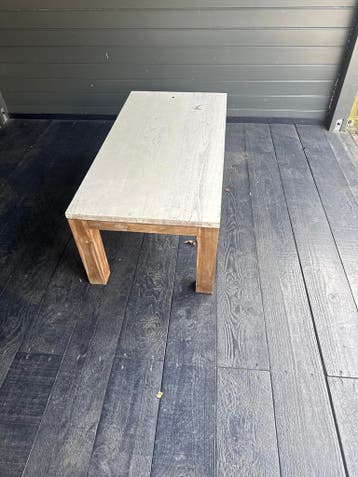 Robuuste houten tafel met lichte blad