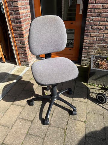 Grijze bureaustoel gratis