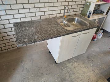 Keukenblok met wasbak en ruimte voor inbouwvaatwasser