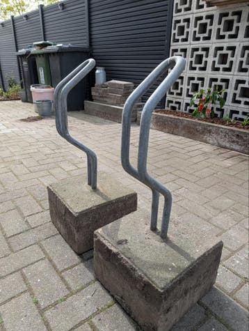 2x Fietsenbeugel met betonvoet 30x30
