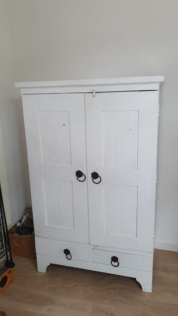 Witte houten kast met lades en deuren
