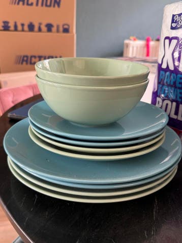 IKEA servies: 4 grote, 4 kleine borden, 2 schaaltjes