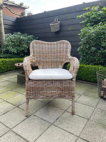 Mooie rotan stoel voor binnen of buiten