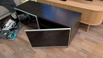 Zwart tv-meubel met twee deuren