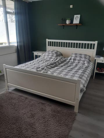 Hemnes Ikea bed tweepersoonsbed nachtkastjes matrassen