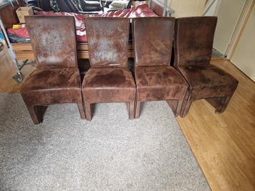 4 bruine stoelen op wieltjes