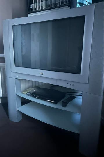 JVC TV met meubel en afstandsbediening (28 inch)